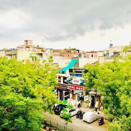 Qotel Hotel Rajouri Garden Above Ritu Marbles, Near Rajouri Garden Metro Station-Couple Friendly Neu-Delhi Exterior foto