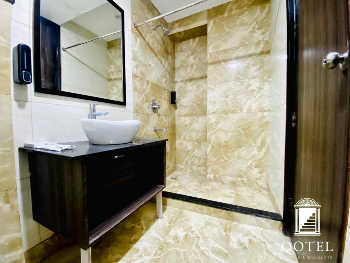 Qotel Hotel Rajouri Garden Above Ritu Marbles, Near Rajouri Garden Metro Station-Couple Friendly Neu-Delhi Exterior foto