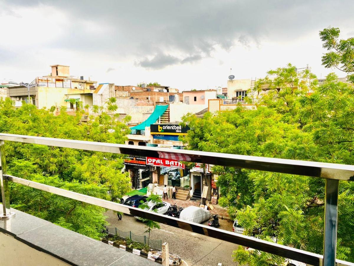 Qotel Hotel Rajouri Garden Above Ritu Marbles, Near Rajouri Garden Metro Station-Couple Friendly Neu-Delhi Exterior foto