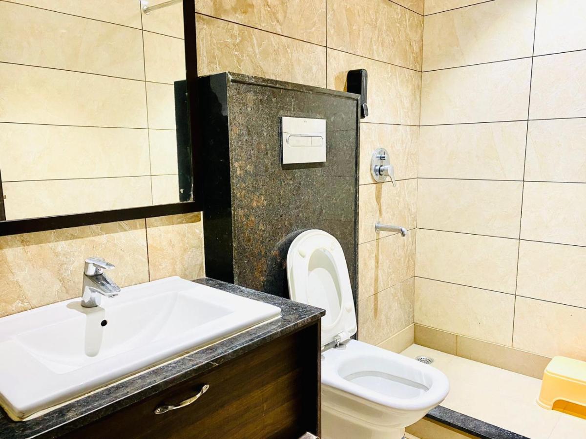 Qotel Hotel Rajouri Garden Above Ritu Marbles, Near Rajouri Garden Metro Station-Couple Friendly Neu-Delhi Exterior foto