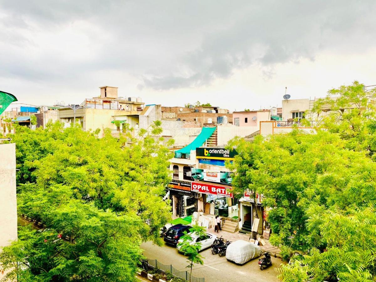 Qotel Hotel Rajouri Garden Above Ritu Marbles, Near Rajouri Garden Metro Station-Couple Friendly Neu-Delhi Exterior foto