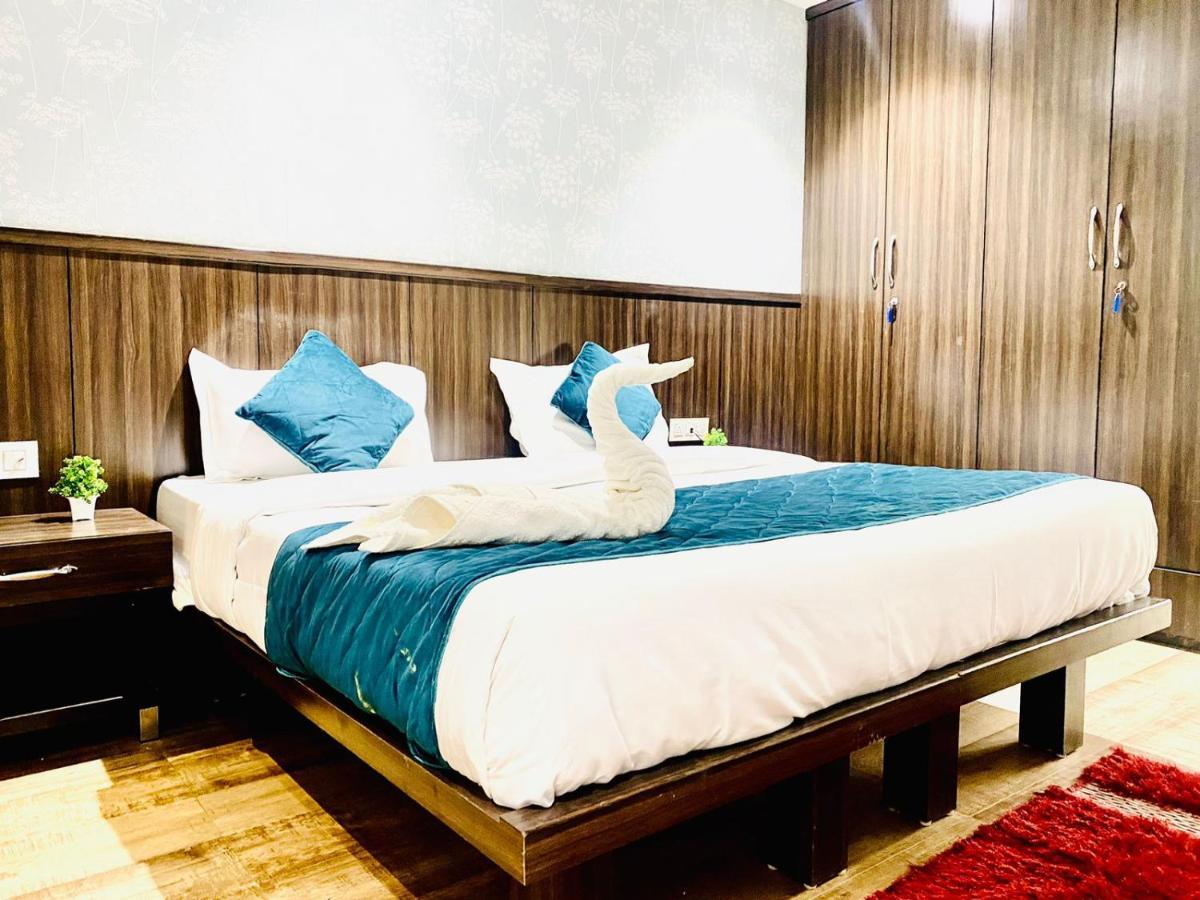 Qotel Hotel Rajouri Garden Above Ritu Marbles, Near Rajouri Garden Metro Station-Couple Friendly Neu-Delhi Exterior foto