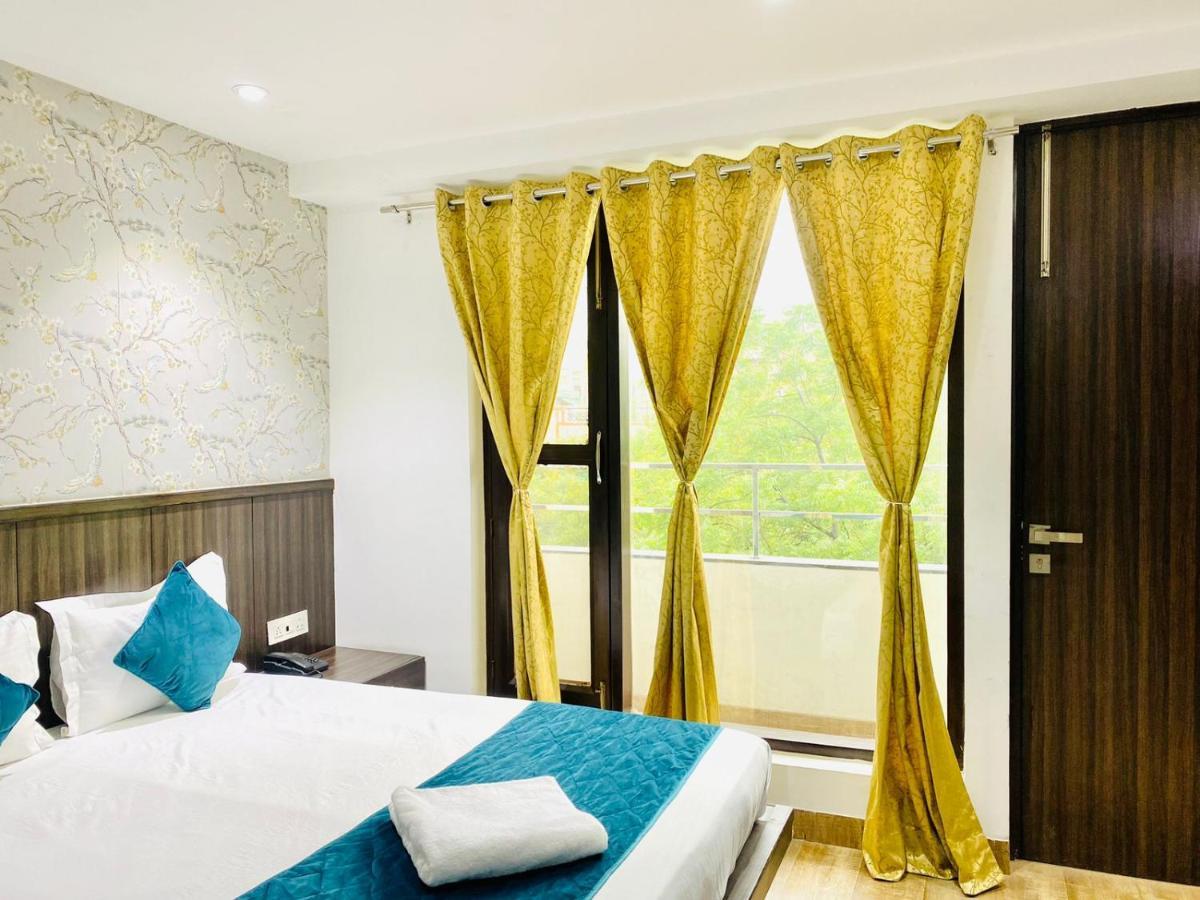 Qotel Hotel Rajouri Garden Above Ritu Marbles, Near Rajouri Garden Metro Station-Couple Friendly Neu-Delhi Exterior foto