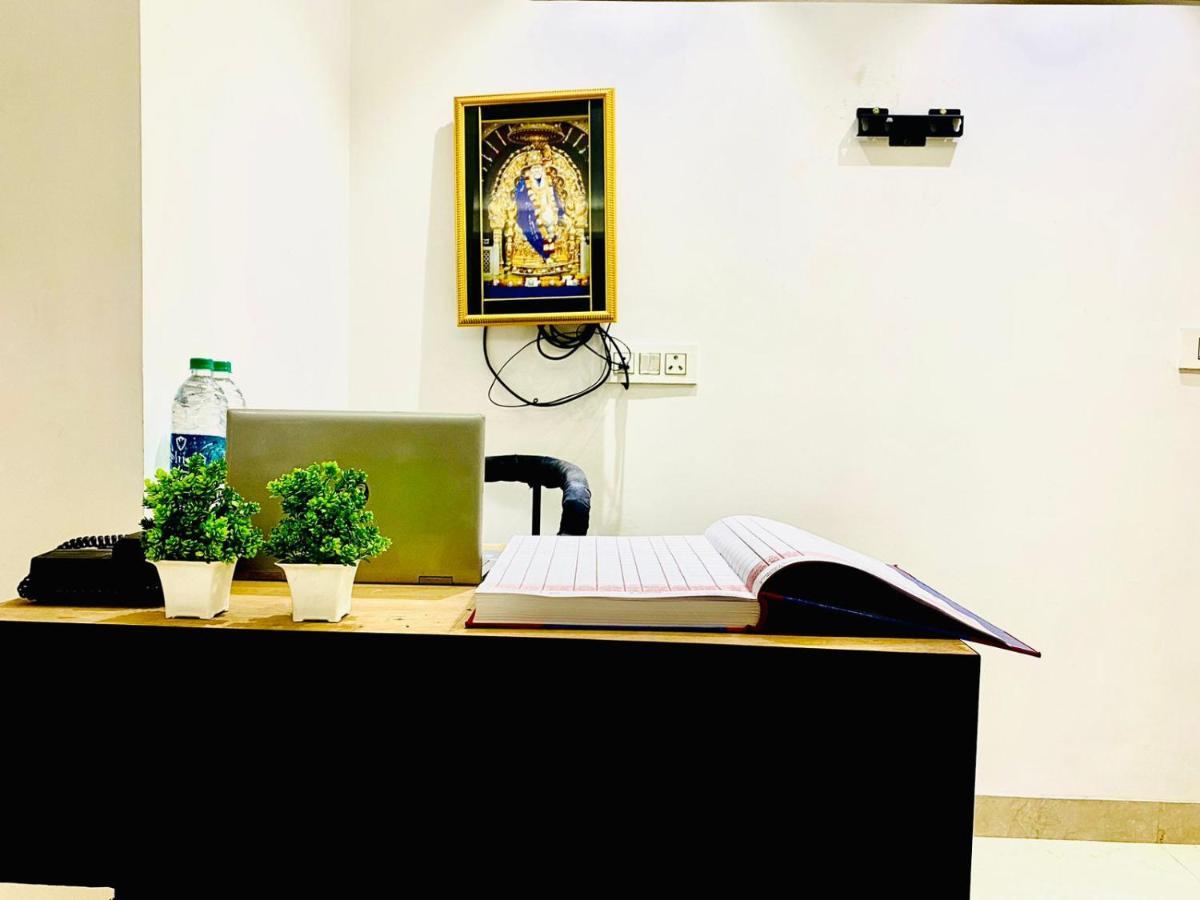 Qotel Hotel Rajouri Garden Above Ritu Marbles, Near Rajouri Garden Metro Station-Couple Friendly Neu-Delhi Exterior foto