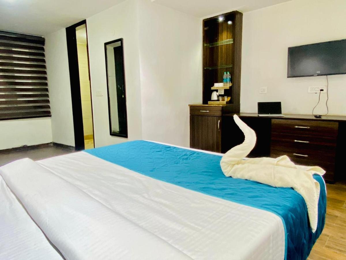 Qotel Hotel Rajouri Garden Above Ritu Marbles, Near Rajouri Garden Metro Station-Couple Friendly Neu-Delhi Exterior foto